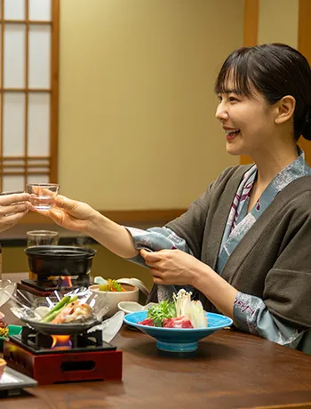 夕食を楽しむ女性